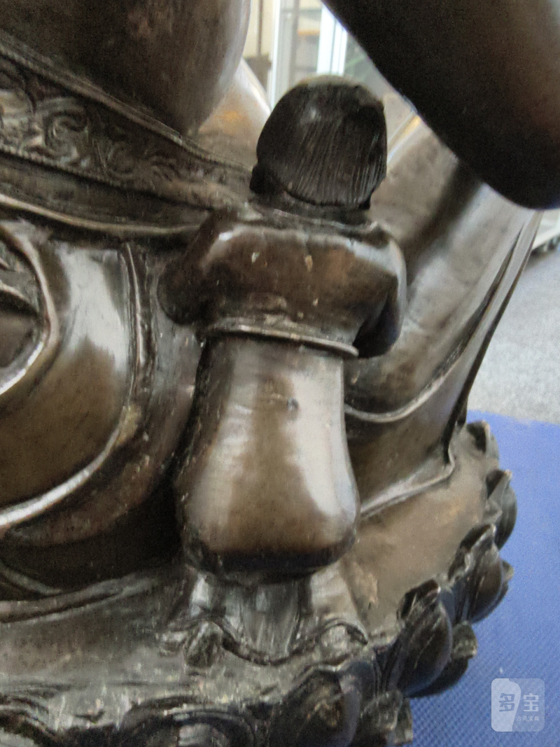 A large cast bronze figure of seated Budai with boys on a lotus pedestal - 图18
